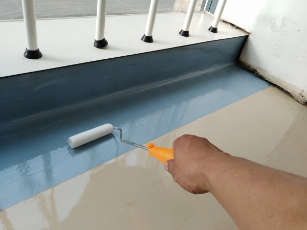 PVC地板养护滚涂施工
