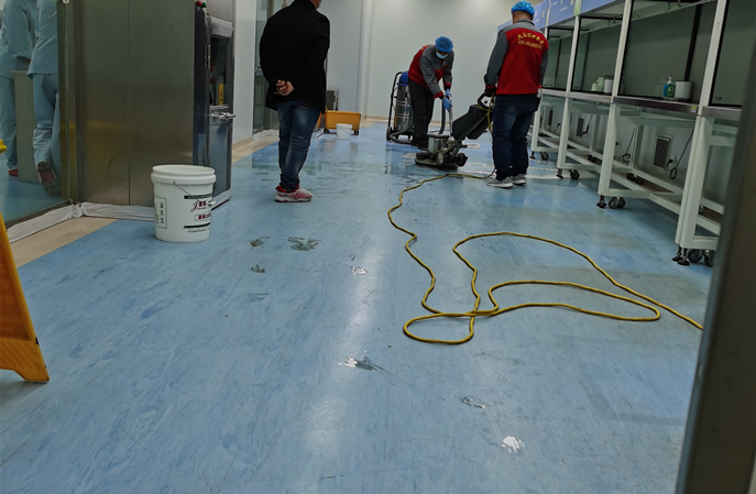 实验室地板泛黄难清洁？医疗级塑胶地板翻新技术破解行业痛点
