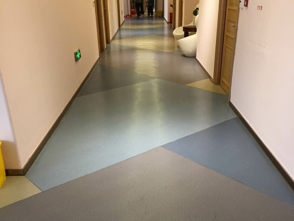 走廊PVC地板养护后