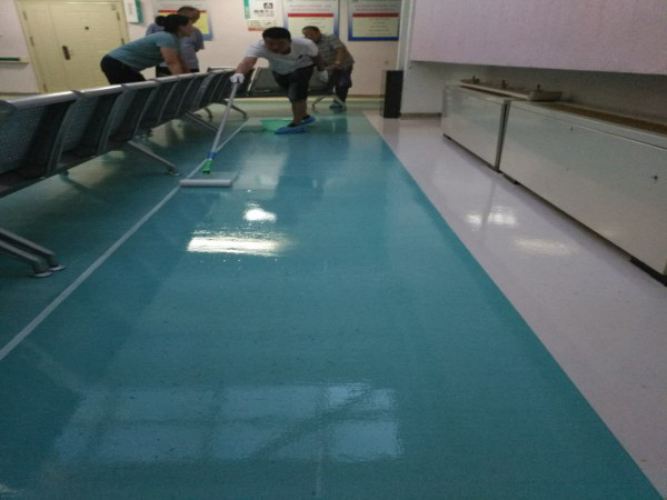 哈医二院急诊大厅PVC地板翻新施工中